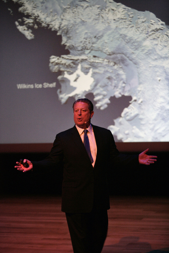 スピーチするゴア前米副大統領