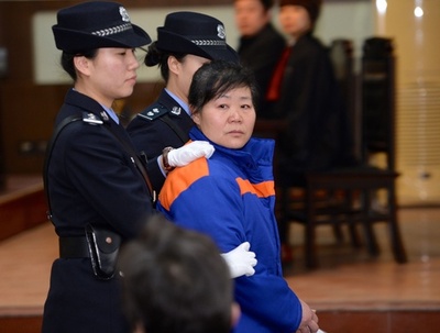 新生児売買の産科医に執行猶予付き死刑判決、中国