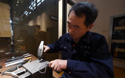 中国の無形文化財「張小泉はさみ」の技術継承者 手作りの伝統守る