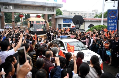 1万人の父母に見送られる進学校の受験生、安徽