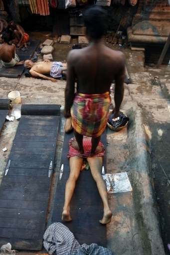 ガンジス川に集まる整体師