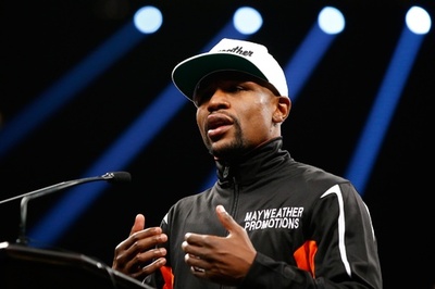 メイウェザーが前言撤回、「臆病者」パッキャオとの再戦拒否
