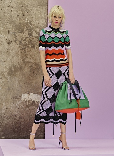 「ヴェルサーチ」18年プレスプリング