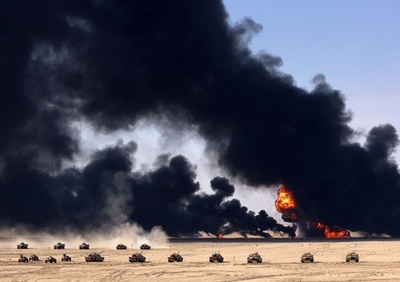 【今日の1枚】空を覆う黒煙、クウェートで軍事演習