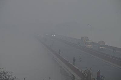 スモッグで学校週休3日に パキスタン・ラホール