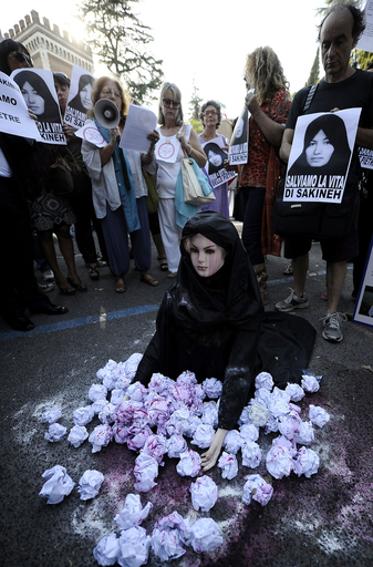 石打ち刑のイラン女性にさらに「むち打ち99回」宣告