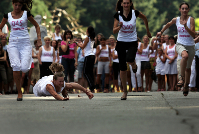 9センチのハイヒールで短距離走大会、目指すは賞金25万円