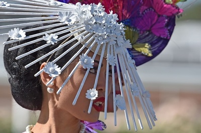 豪伝統の競馬メルボルンカップ 女性たちの「帽子」の競演も