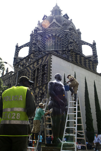 ボテロの彫刻、年1度のシャワーでさっぱり コロンビア