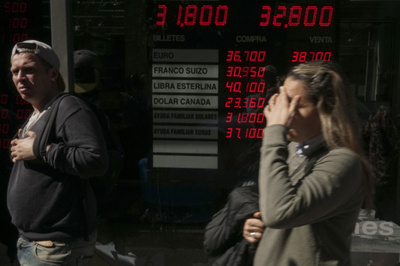 通貨ペソ急落のアルゼンチン、緊急利上げで政策金利60％に