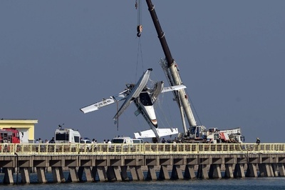 水上飛行機が橋に衝突、5人死亡 上海