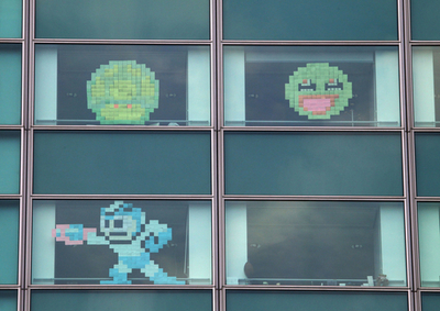 パリで勃発！ポストイット戦争、ビルにレトロゲームの絵柄がずらり