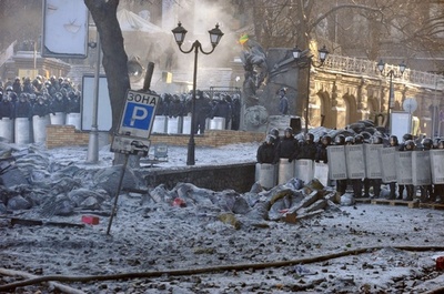 ウクライナの特殊部隊員が裸の男性に暴行、動画がネットに