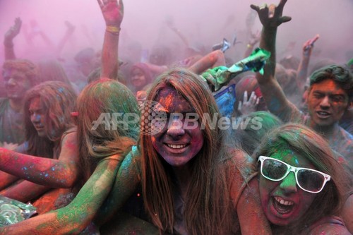 出場者なんと1万5000人 チリの首都で カラー ラン 写真枚 ファッション ニュースならmode Press Powered By Afpbb News