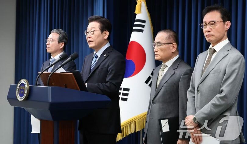 11月14日、ソウル龍山の大統領執務室で韓米ファクトシートの合意内容を発表する韓国のイ・ジェミョン大統領ら(c)news1