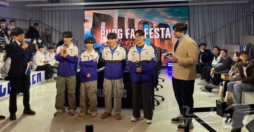 ユーザー88人との対戦を控えて入場したプロゲーマー(c)news1