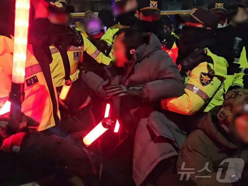 14日午後11時30分ごろ、ソウル市龍山区漢南洞の大統領官邸付近で、大統領支持者と警察の間で衝突が発生している(c)news1