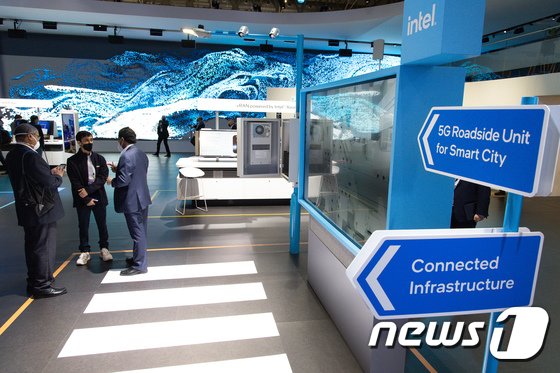 2日、展示場で観覧客たちが米インテルブースを回っている(c)news1