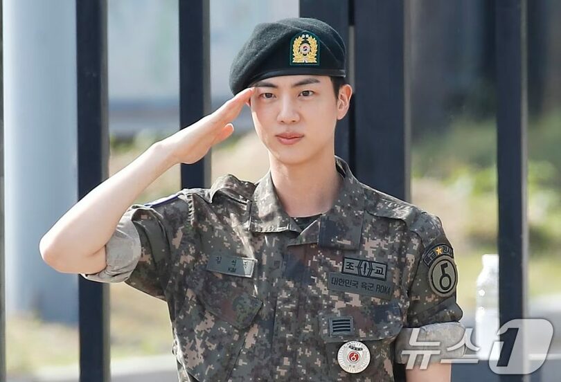 2024年6月12日、京畿道漣川の陸軍第5歩兵師団新兵教育大隊で兵役を終え、あいさつするBTSのジン(c)news1