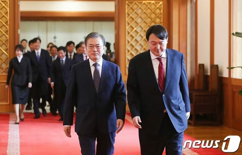 2019年7月25日、青瓦台でユン・ソンニョル新任検察総長(当時)に任命状を授与した後、歓談室へ移動する文在寅大統領(同)。後方にはキム・ゴニ(金建希)氏とチョ・グク(曺国)民情首席秘書官(当時)の姿が見える=青瓦台提供(c)news1