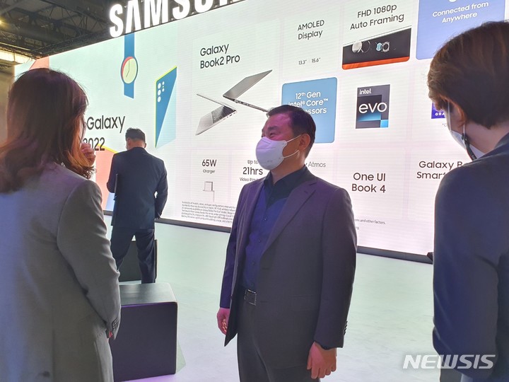 モバイルワールドコングレス（MWC）2022の会場を参観するノ・テムン（盧泰文）サムスン電子MX事業部長（社長）＝共同取材団(c)NEWSIS