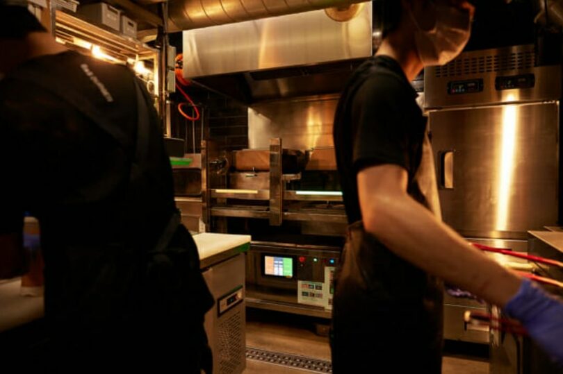 バスバーガー聖水店でパティを焼く「エニアイ」のハンバーガーパティ調理ロボット「アルファグリル」(c)KOREA WAVE