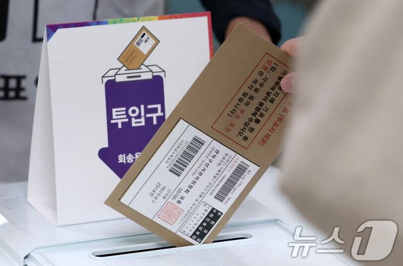 大統領選挙の期日前投票2日目となる5月30日午前、ソウル市西大門区の新村洞住民センターに設けられた投票所で投票する有権者(c)news1