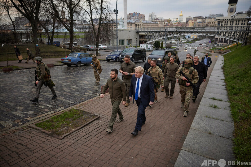 ジョンソン英首相、キーウ中心部視察 ゼレンスキー大統領案内