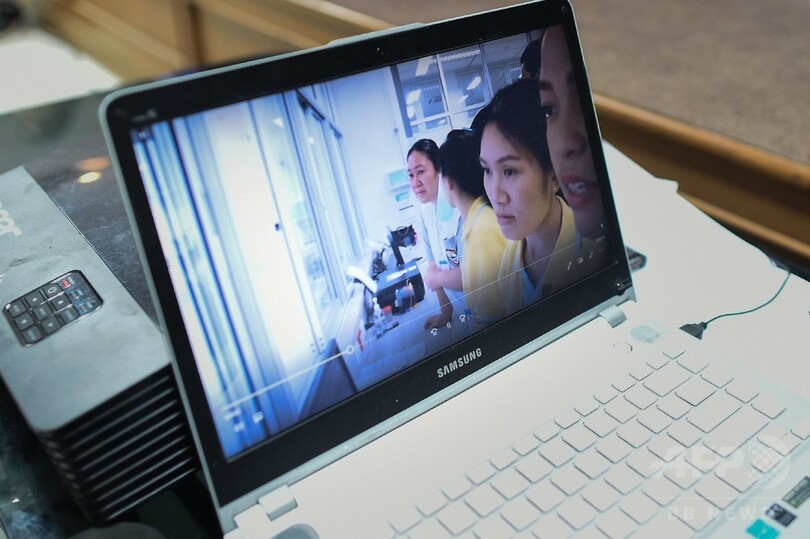 タイ洞窟から生還、少年らの映像公開 病院で元気な姿