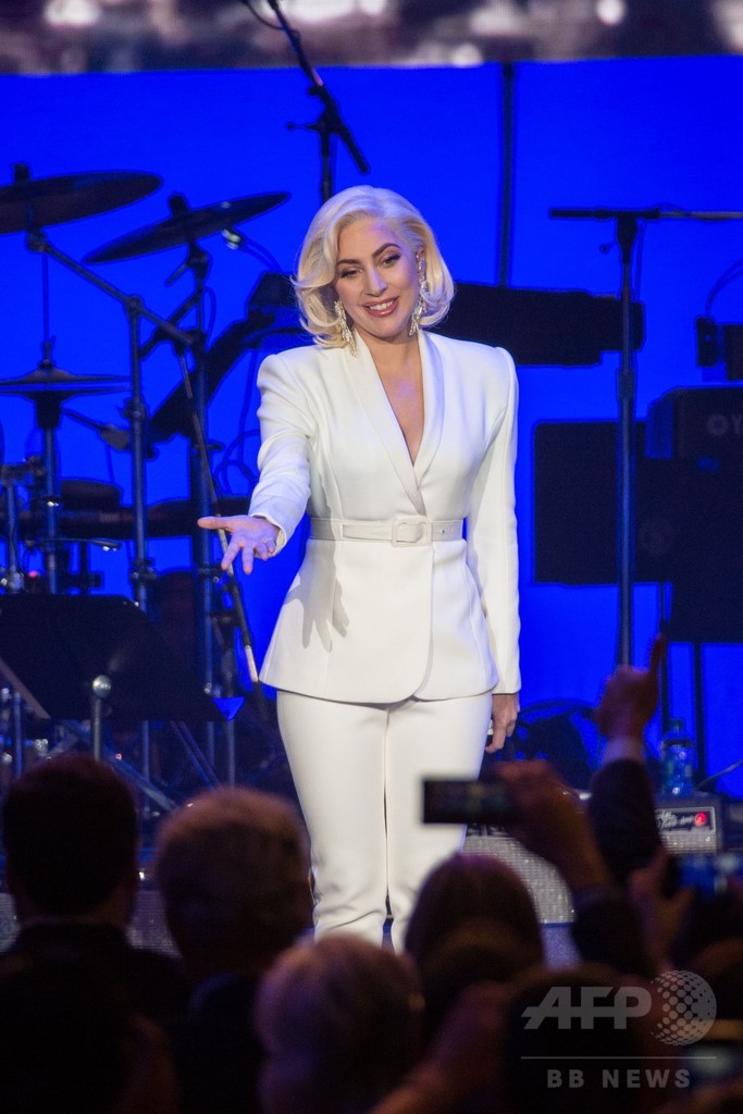 ハリケーン被災者支援イベントに歴代大統領5人勢ぞろい、ガガもサプライズ登場 米国