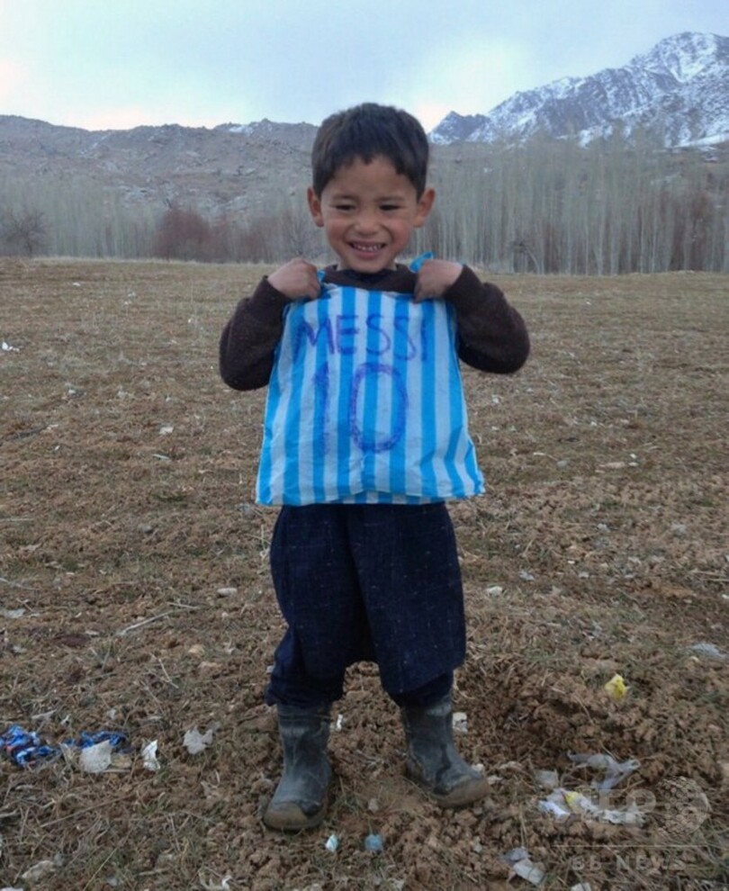 メッシ選手 ポリ袋ユニホームのアフガン少年と面会希望 写真1枚 国際ニュース Afpbb News
