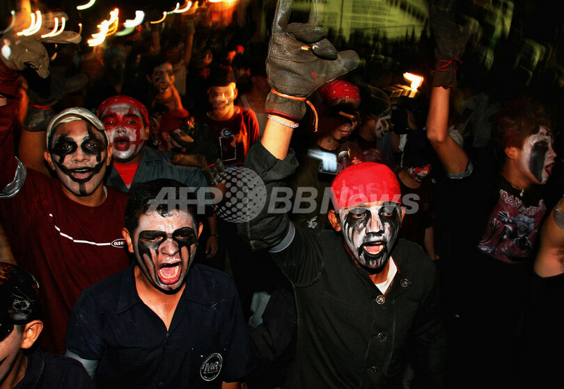 火の玉を投げ合うサンサルバドルの祭り