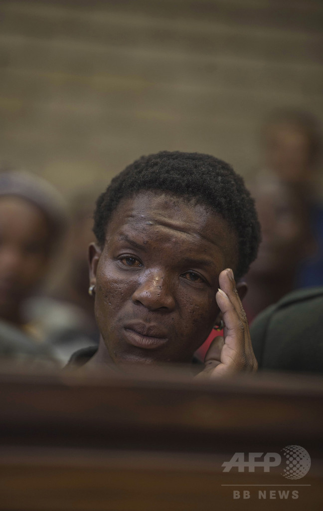 黒人男性をひつぎに押し込む、白人の男2人逮捕 南ア