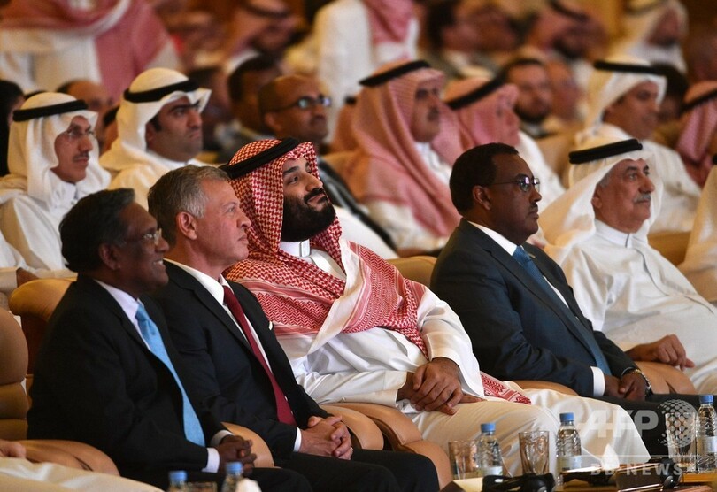 「砂漠のダボス会議」にサルマン皇太子、参加者と談笑 自撮りも