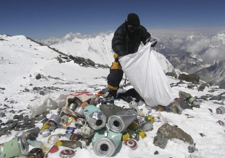 エベレスト登山者にごみ収集を義務化へ、ネパール エベレスト登山者にごみ収集を義務化へ、ネパール