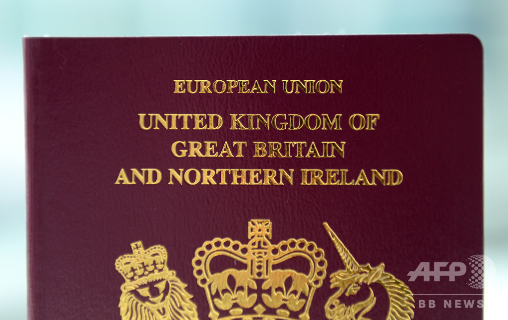 英国、「European Union」表記なしのパスポート発行開始 英国、「European Union」表記なしのパスポート発行開始