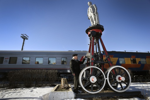 鉄道で革命思想を輸送？車輪付きレーニン像 モスクワ 写真3枚