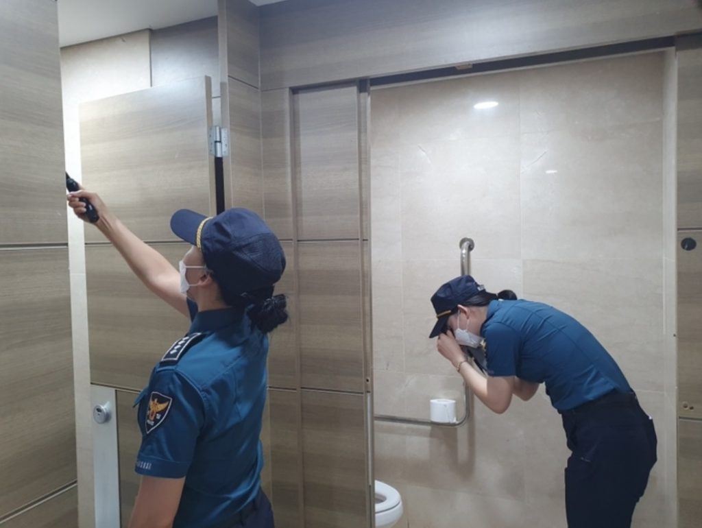 子連れ　プール更衣室盗撮 韓国・公衆トイレでの盗撮防止…個室扉の上下隙間を小さく 写真枚 国際ニュース：AFPBB News