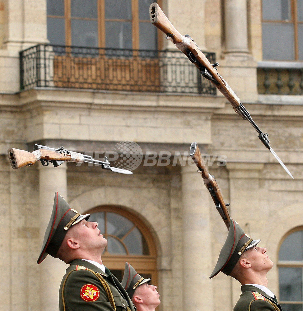 ロシア 旗手と儀仗兵が見事な演技を披露 写真1枚 国際ニュース：AFPBB News