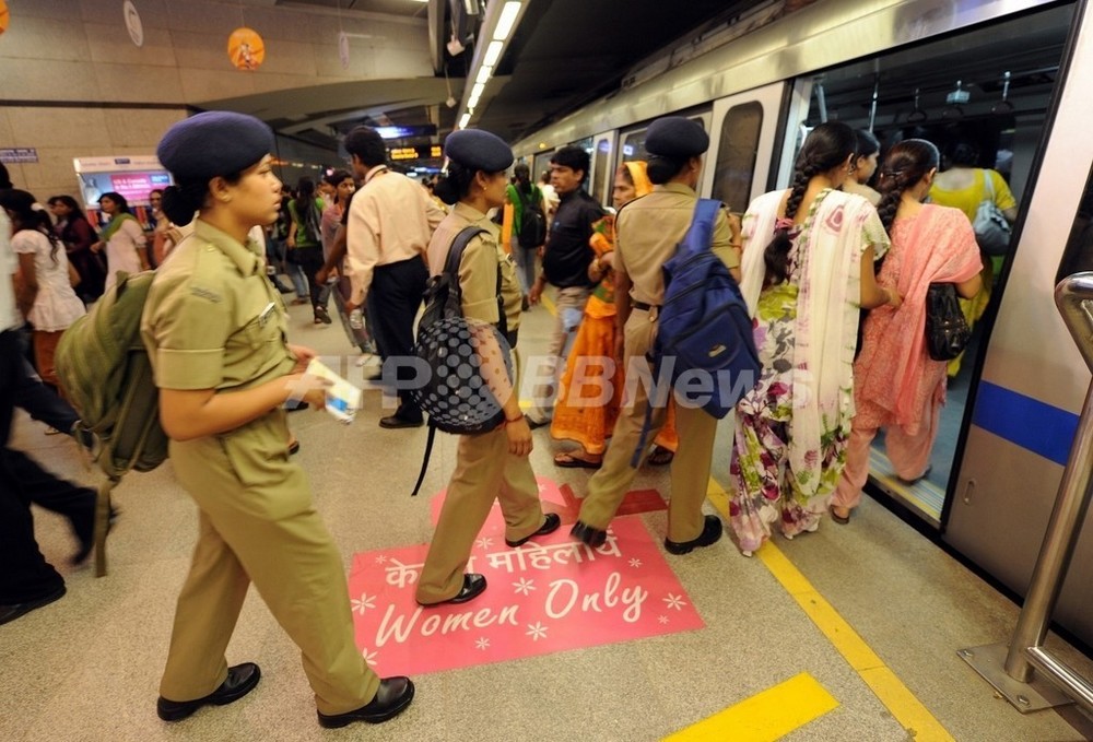 女性専用車両に乗った男性に ホームで腹筋 の罰 インド地下鉄 写真1枚 国際ニュース Afpbb News