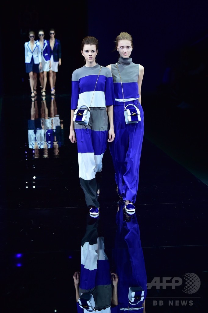 様々なブルーを織り交ぜて、「エンポリオ アルマーニ」15年春夏