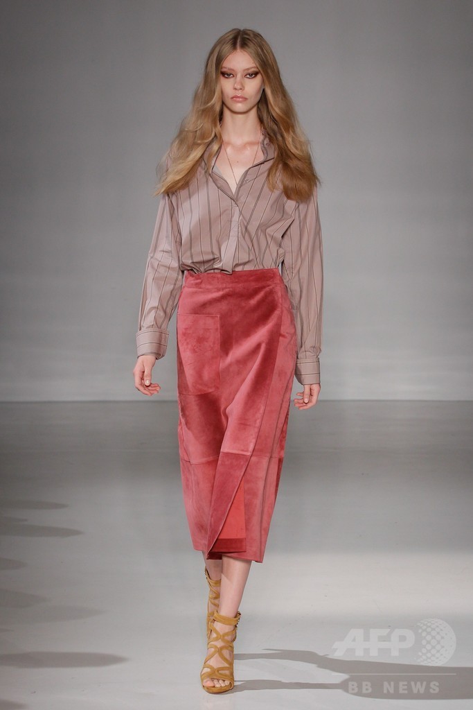 膝下丈のスカートでエレガントに、「ジル・スチュアート」15年春夏