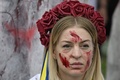 ドイツの首都ベルリンで行われた、ロシアのウクライナ侵攻に反対するデモの参加者（2022年5月4日撮影、資料写真）。(c)Tobias SCHWARZ / AFP