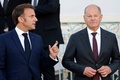 ドイツ東部メーゼベルク城で、オラフ・ショルツ独首相と写真撮影に臨むエマニュエル・マクロン仏大統領（2024年5月28日撮影）。(c)Ludovic MARIN / POOL / AFP