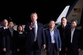 米メリーランド州のアンドルーズ空軍基地で、北朝鮮に解放された米国人3人を出迎えた後に記者団に語り掛けるドナルド・トランプ米大統領（中央、2018年5月10日撮影）。(c)AFP PHOTO / SAUL LOEB