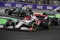 21F1第21戦サウジアラビアGP決勝。レースに臨むアルファロメオのキミ・ライコネン（2021年12月5日撮影）。(c)ANDREJ ISAKOVIC / POOL / AFP