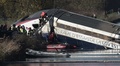 仏エクベルスハイムの高速鉄道TGV脱線現場で、運河に転落した車両の引き揚げ作業に臨む救急隊員ら（2015年11月15日撮影）。(c)AFP/FREDERICK FLORIN