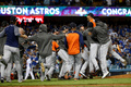 17MLBワールドシリーズ（7回戦制）第7戦、ロサンゼルス・ドジャース対ヒューストン・アストロズ。優勝を喜ぶヒューストン・アストロズの選手（2017年11月1日撮影）。(c)Ezra Shaw/Getty Images/AFP