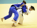 2008世界柔道団体選手権大会・女子決勝でフランスの%%Magali Leguay%%に技を仕掛ける日本の國原頼子（%%Yoriko Kunihara%%、右）。（2008年10月5日撮影）(c)AFP/Kazuhiro NOGI