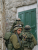 2008年4月13日、パレスチナ自治区ヨルダン川西岸（West Bank）のヘブロン（Hebron）旧市街で、パレスチナ武装勢力掃討作戦を行うイスラエル軍兵士。(c)AFP/HAZEM BADER